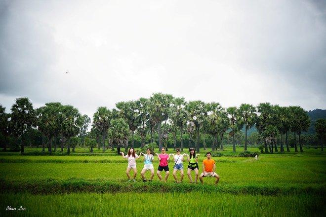 Những tháng cuối năm là thời điểm đẹp nhất ở miền Tây khi con nước tràn về, mang theo sự trù phú và màu mỡ cho vùng đất phương Nam này. Những cánh đồng ngập nước, các dòng sông no đầy phù sa, và khu rừng tràm xanh thẳm đẹp ngỡ ngàng góp phần tạo nên một bức tranh đặc sắc. Để ngắm nhìn nét đẹp hiền hòa và độc đáo của miền Tây vào thời điểm hiếm hoi này trong năm, du khách đừng quên đến rừng tràm Trà Sư.